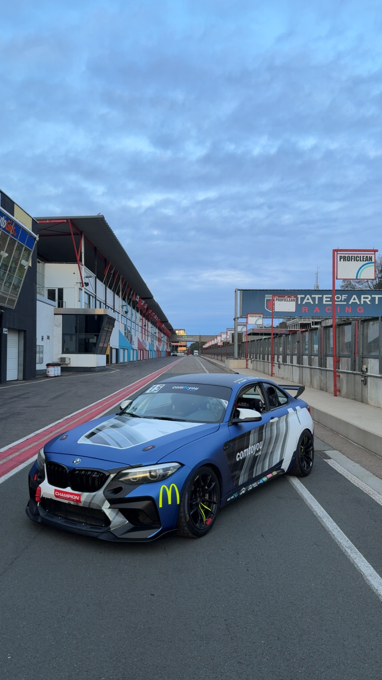 BMW M2 CS Comtoyou sur circuit, livrée bleue