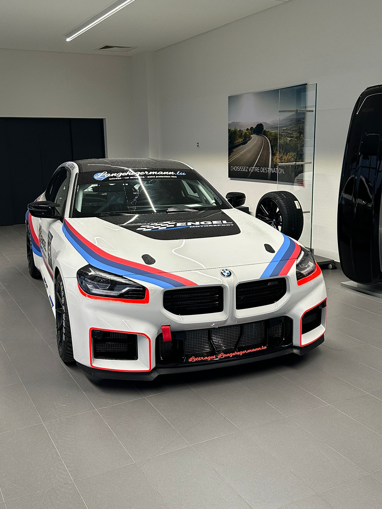 BMW M2 préparée course — détail avant et livrée Engel Motorsport