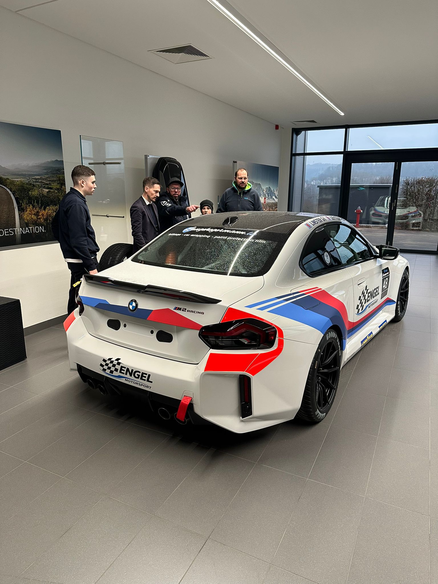 BMW M2 — autre angle showroom / atelier