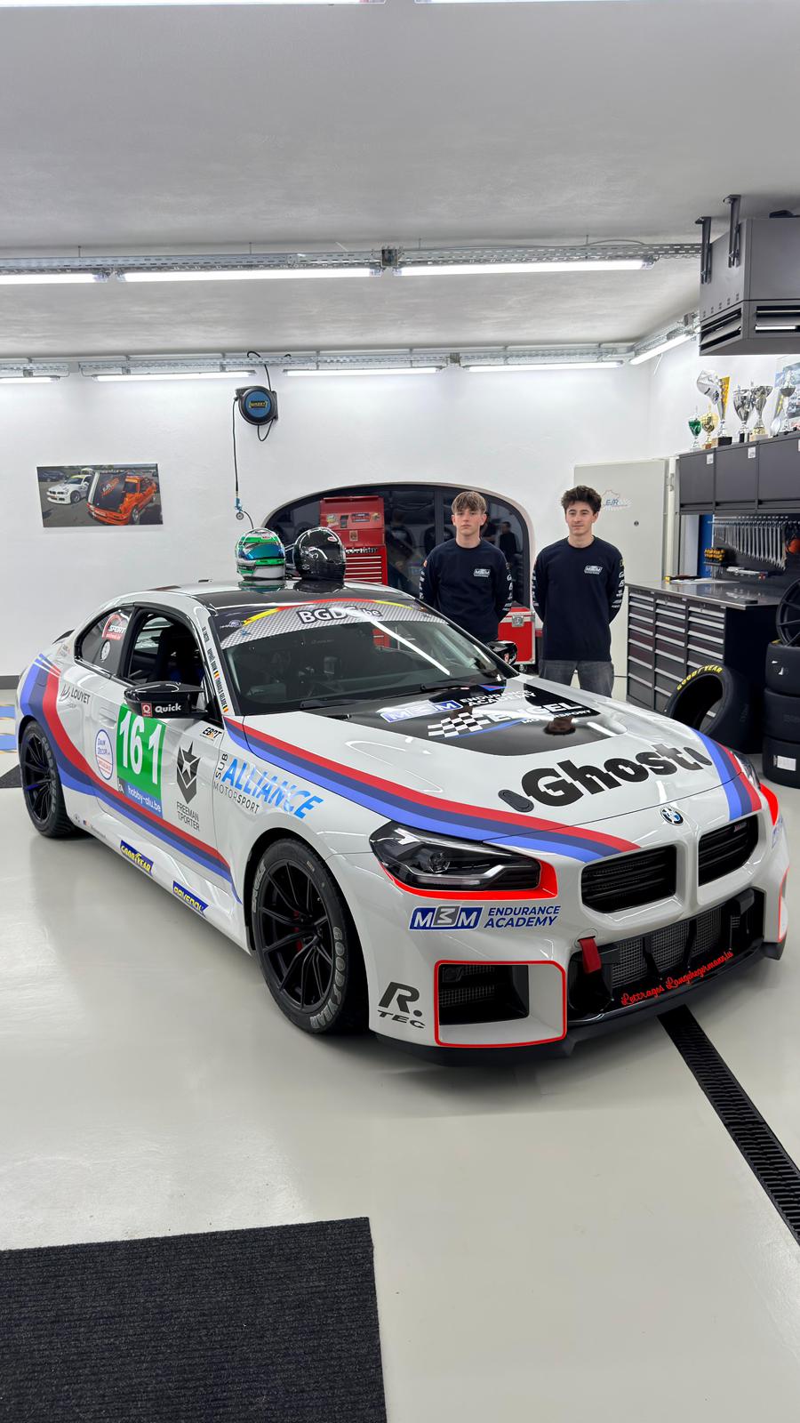 BMW M2 Racing — vue atelier avec sponsors