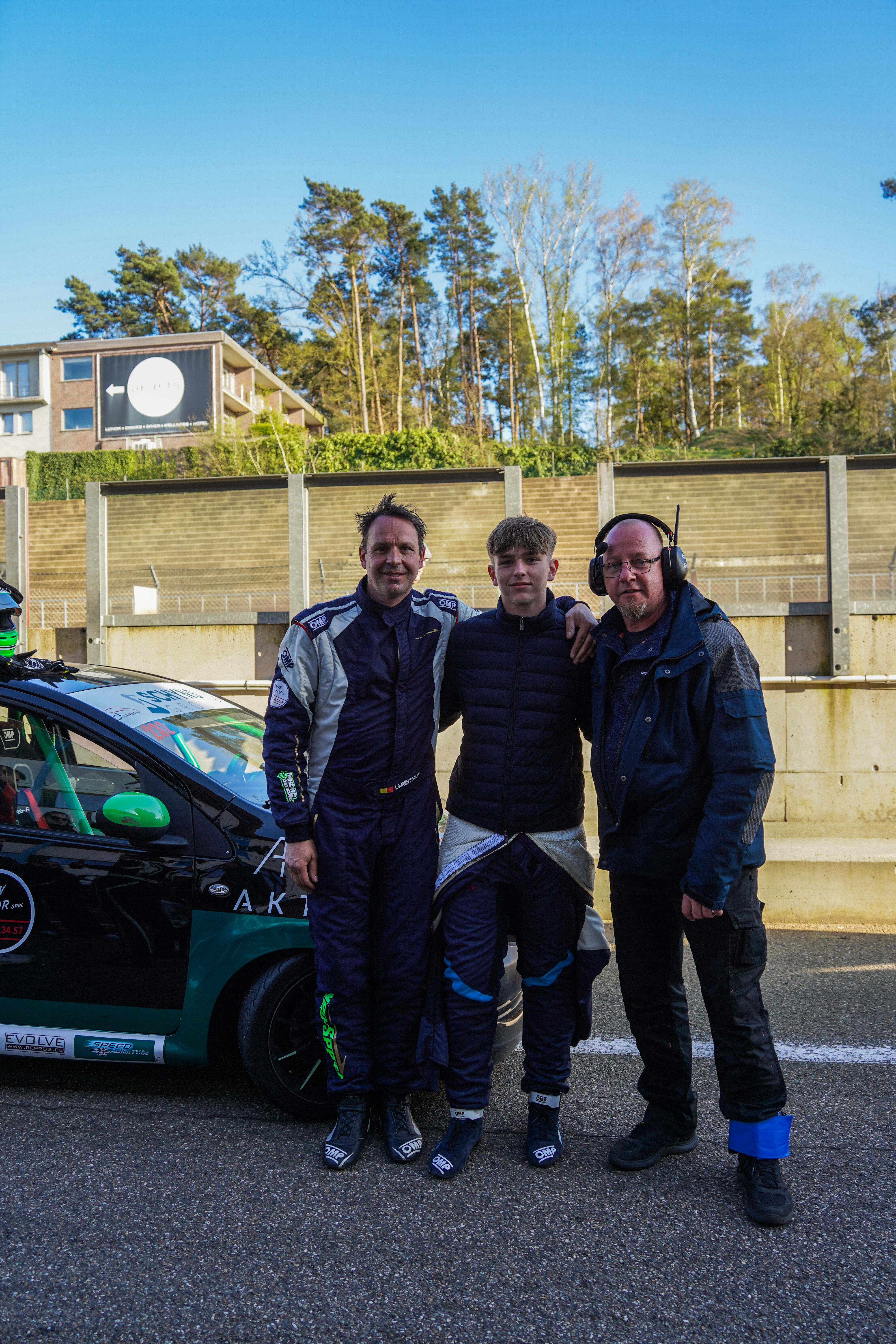 C1 Cup — équipe et voiture sur le circuit