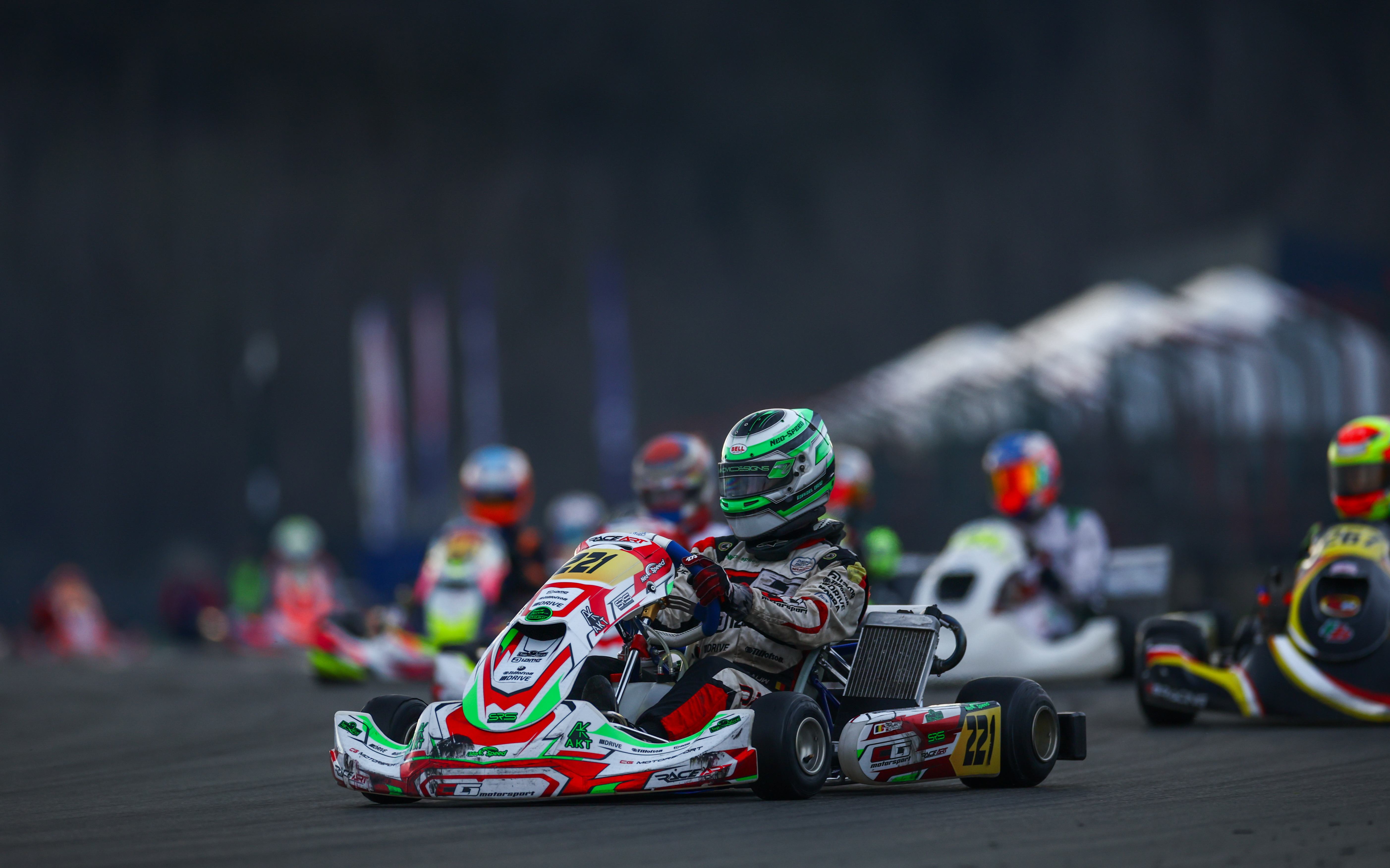 Karting sur piste — compétition serrée