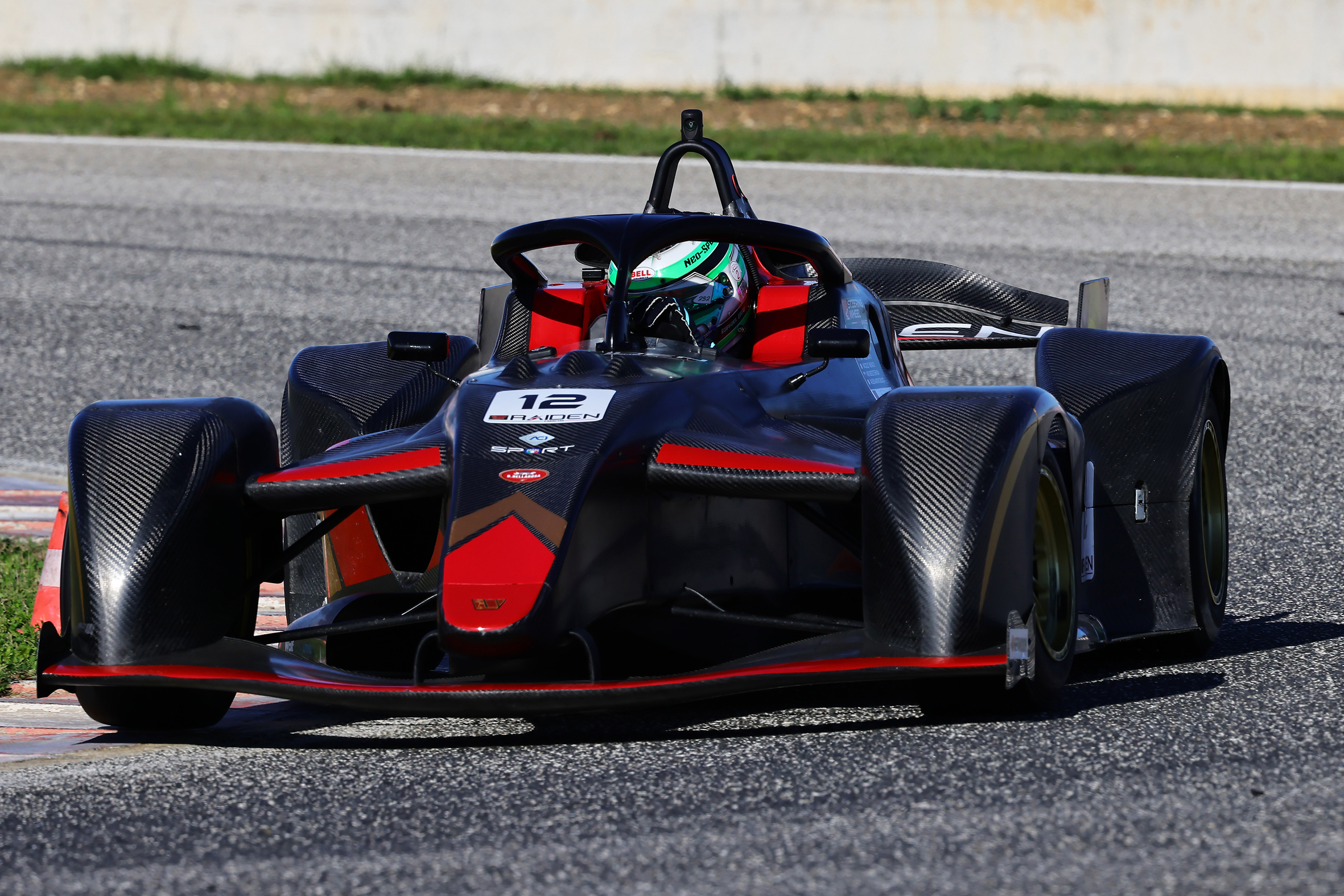 Monoplace Formule Wolf M3M Sport sur circuit, vue avant