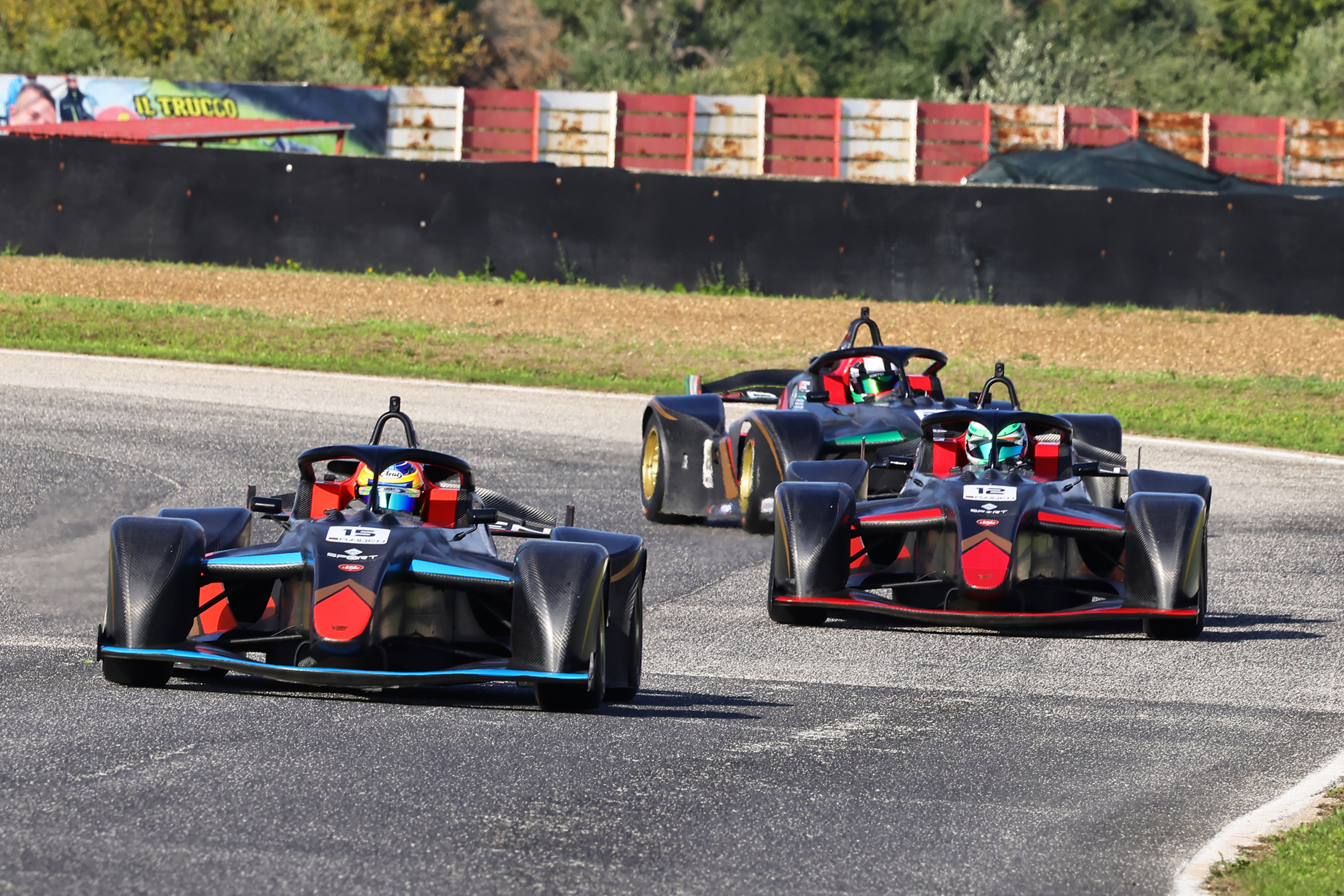 Course Formule Wolf — plusieurs monoplaces au freinage